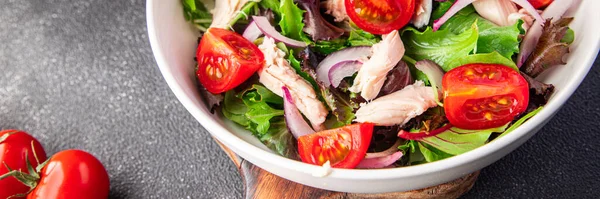 Csirke Hús Saláta Paradicsom Zöld Saláta Hagyma Egészséges Étel Snack — Stock Fotó