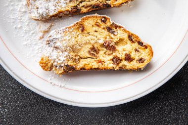 Çalıntı kek tatlı noel pastaları kurutulmuş meyveler, badem ezmesi, abur cubur atıştırmalıkları masanın üzerinde.