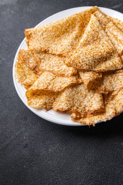 İnce krep, tatlı, lezzetli atıştırmalık. Masanın üzerinde sağlıklı yemek atıştırmalıkları. 