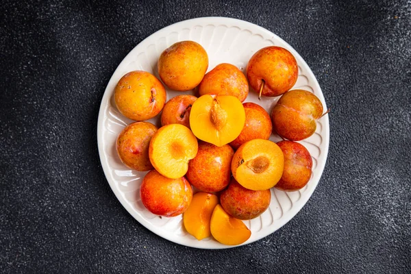 Mirabell Plums French 건강식 테이블 — 스톡 사진