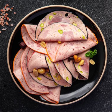 Sosis ve fındık tabağı lezzetli meze, fıstık, jambon sağlıklı abur cubur diyeti masada fotokopi uzayı arka plan manzarası