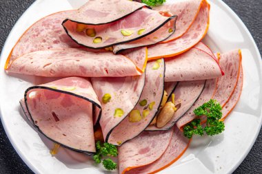 Sosis ve fındık tabağı lezzetli meze, fıstık, jambon sağlıklı abur cubur diyeti masada fotokopi uzayı arka plan manzarası