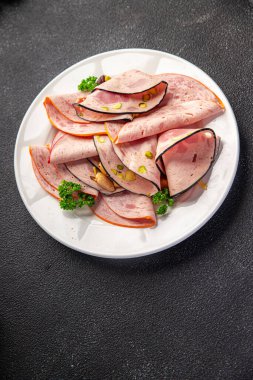 Sosis ve fındık tabağı lezzetli meze, fıstık, jambon sağlıklı abur cubur diyeti masada fotokopi uzayı arka plan manzarası