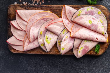 Sosis ve fındık tabağı lezzetli meze, fıstık, jambon sağlıklı abur cubur diyeti masada fotokopi uzayı arka plan manzarası