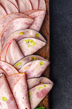 Sosis ve fındık tabağı lezzetli meze, fıstık, jambon sağlıklı abur cubur diyeti masada fotokopi uzayı arka plan manzarası