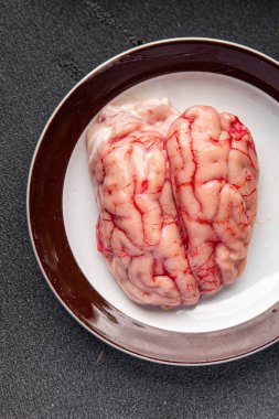 Beyin sakatatı çiğ et lezzetli çerez mortadella, fıstık, jambon sağlıklı abur cubur diyeti masada fotokopi uzayı arka plan manzarası.