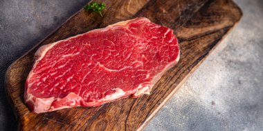 Biftek çiğ et çiğ et lezzetli çerez mortadella, şam fıstığı, jambon sağlıklı yemek aperatifi masa üzerinde fotokopi uzay yemeği arka plan kırsal üst görünüm