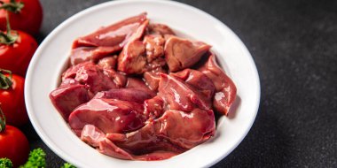 Tavuk ciğeri taze çiğ sakatat lezzetli meze fıstığı, fıstık, jambon sağlıklı abur cubur diyeti fotokopi masasında.