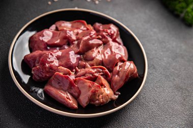 Tavuk ciğeri taze çiğ sakatat lezzetli meze fıstığı, fıstık, jambon sağlıklı abur cubur diyeti fotokopi masasında.