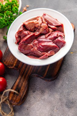 Tavuk ciğeri taze çiğ sakatat lezzetli meze fıstığı, fıstık, jambon sağlıklı abur cubur diyeti fotokopi masasında.