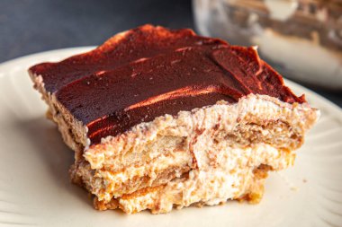 Tiramisu tatlı savoiardi, mascarpone, amaretto lezzetli aperatif mortadella, şam fıstığı, jambon sağlıklı atıştırmalık diyet masada fotokopi uzayı arka plan kırsal manzarası