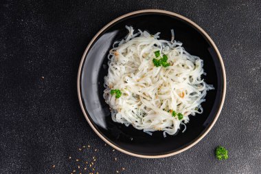 Pirinç eriştesi taze lezzetli çerez sağlıklı yemek aperatif diyeti fotokopi uzayı yemek arka plan kırsal üst görüş keto veya paleo diyet vejetaryen veya vejetaryen yemeği et yok.