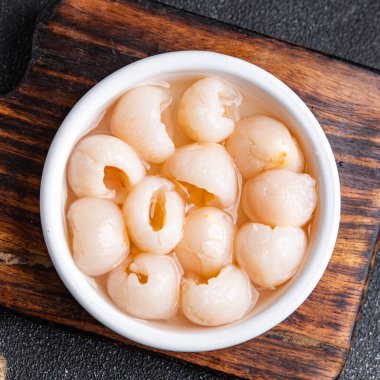 Lychee taze meyve konservesi lezzetli çerez sağlıklı yemek abur cubur diyeti masa fotokopisi uzay yiyecek arka plan kırsal üst görünüm