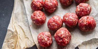 Köfteler çiğ et, sığır eti, kuzu eti toplar taze lezzetli atıştırmalıklar sağlıklı yemek atıştırmalıkları diyeti masanın arka planında yer alan uzay yiyecekleri kırsal manzarası