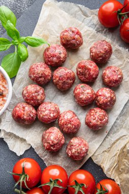 Köfteler çiğ et, sığır eti, kuzu eti toplar taze lezzetli atıştırmalıklar sağlıklı yemek atıştırmalıkları diyeti masanın arka planında yer alan uzay yiyecekleri kırsal manzarası