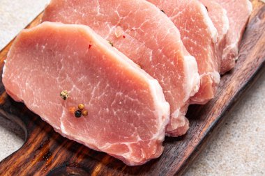 Çiğ domuz pirzolası taze et dilimleri taze lezzetli atıştırmalıklar sağlıklı yemek atıştırmalıkları diyet masanın üzerinde fotokopi uzay yiyecekleri arka plan kırsal üst görünüm