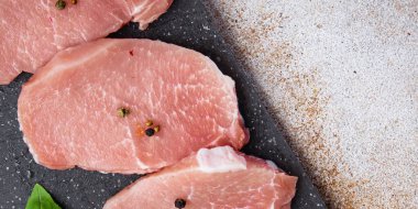 Çiğ domuz pirzolası taze et dilimleri taze lezzetli atıştırmalıklar sağlıklı yemek atıştırmalıkları diyet masanın üzerinde fotokopi uzay yiyecekleri arka plan kırsal üst görünüm