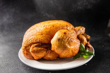 Tavuk büfesi ya da hindi pişirilmiş kuş yemeği. Masada atıştırmalıklar. Fotokopi çekilen uzay yemekleri arka plan kırsal manzarası.