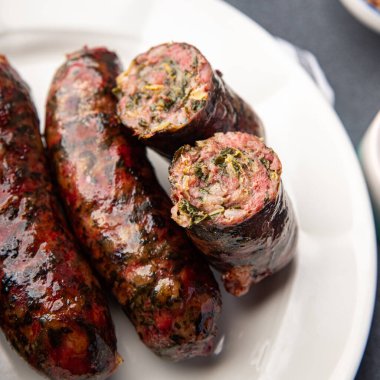 Sosis taze et sebzeler domuz eti, tavuk lezzetli çerezler masa üzerinde sağlıklı yemek fotokopisi uzay yemeği arka plan kırsal manzarası
