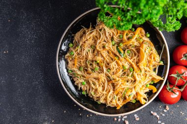 Sebzeli pirinç eriştesi... Asya yemeği... sağlıklı atıştırmalık... yemek diyeti... fotokopi uzayı... arka plan... kırsal üst görüş... keto... ya da paleo diyet vejetaryen ya da vejetaryen yemeği... 