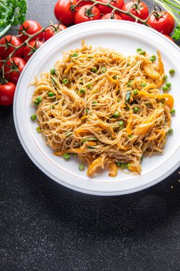 Sebzeli pirinç eriştesi... Asya yemeği... sağlıklı atıştırmalık... yemek diyeti... fotokopi uzayı... arka plan... kırsal üst görüş... keto... ya da paleo diyet vejetaryen ya da vejetaryen yemeği... 