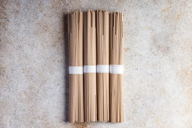 Karabuğday eriştesi soba ham ürün Asya yemeği lezzetli çerez sağlıklı yemek aperatif masa üzerinde fotokopi uzay yemek arka plan kırsal üst görüş keto veya paleo diyet vejetaryen vejetaryen veya vejetaryen gıda