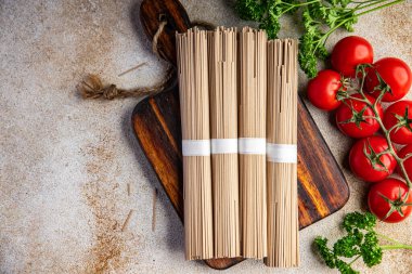 Karabuğday eriştesi soba ham ürün Asya yemeği lezzetli çerez sağlıklı yemek aperatif masa üzerinde fotokopi uzay yemek arka plan kırsal üst görüş keto veya paleo diyet vejetaryen vejetaryen veya vejetaryen gıda