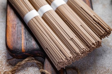 Karabuğday eriştesi soba ham ürün Asya yemeği lezzetli çerez sağlıklı yemek aperatif masa üzerinde fotokopi uzay yemek arka plan kırsal üst görüş keto veya paleo diyet vejetaryen vejetaryen veya vejetaryen gıda