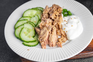 Ton balığı salatası, salatalık ve yoğurt ya da ekşi krema lezzetli lezzetli atıştırmalıklar masadaki sağlıklı atıştırmalıklar arka plan fotokopisi, kırsal üst görüş keto ya da paleo diyet vejetaryen ya da vejetaryen yemeği 