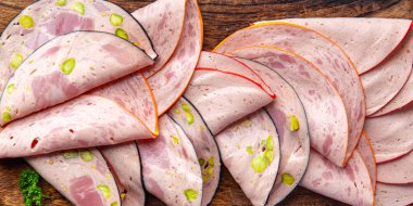 Farklı türde sosis, et tabağı ya da et tabağı. Lezzetli, lezzetli, sağlıklı yemek atıştırmalıkları. Arka plandaki uzay yiyeceklerinin fotokopisini çekin.