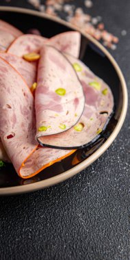 Farklı türde sosis, et tabağı ya da et tabağı. Lezzetli, lezzetli, sağlıklı yemek atıştırmalıkları. Arka plandaki uzay yiyeceklerinin fotokopisini çekin.