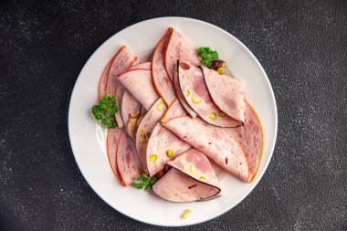 Farklı türde sosis, et tabağı ya da et tabağı. Lezzetli, lezzetli, sağlıklı yemek atıştırmalıkları. Arka plandaki uzay yiyeceklerinin fotokopisini çekin.