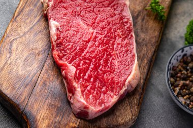 Biftek taze çiğ et yemeği masadaki fotokopi uzay yiyeceklerinin arka plan kırsal manzarası