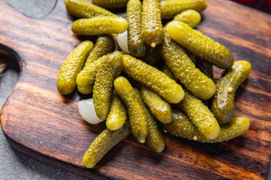 Salatalık turşusu salatalık turşusu. Sebze yemeği. Fotokopi masasında.