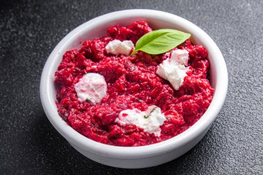 Izgara pancar salatası sebze rendelenmiş taze atıştırmalık sağlıklı yemek abur cubur diyeti masada fotokopi uzayı arka plan görüşü üzerinde