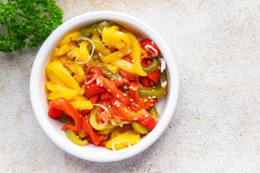 Baharatlı biber salatası, sebze turşusu, Asya yemeği, lezzetli çerezler, sağlıklı yemek atıştırmalıkları fotokopi masasında.