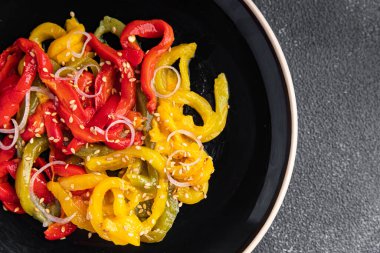 Baharatlı biber salatası, sebze turşusu, Asya yemeği, lezzetli çerezler, sağlıklı yemek atıştırmalıkları fotokopi masasında.