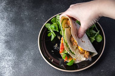 Taco eti, sebze, marul, domuz eti, kuzu, hindi lezzetli çerez masada sağlıklı yemek atıştırmalığı fotokopi uzayı arka plan kırsal manzarası