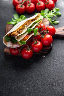Taco eti, sebze, marul, domuz eti, kuzu, hindi lezzetli çerez masada sağlıklı yemek atıştırmalığı fotokopi uzayı arka plan kırsal manzarası