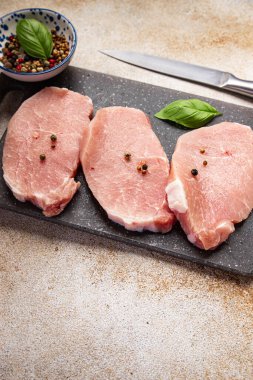 Domuz eti, biftek dilimleri, taze atıştırmalıklar fotokopi masasında atıştırmalıklar arka planda kırsal arka plan manzarası.