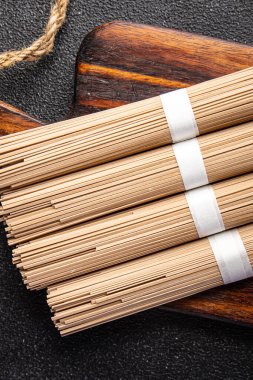 soba çiğ karabuğday eriştesi Asya yemeği sağlıklı yemek abur cubur fotokopi masasında uzay yemeği arka plan kırsal manzarası