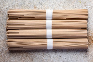 soba çiğ karabuğday eriştesi Asya yemeği sağlıklı yemek abur cubur fotokopi masasında uzay yemeği arka plan kırsal manzarası
