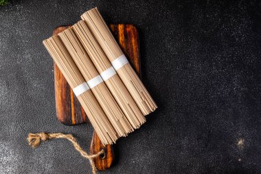 soba çiğ karabuğday eriştesi Asya yemeği sağlıklı yemek abur cubur fotokopi masasında uzay yemeği arka plan kırsal manzarası