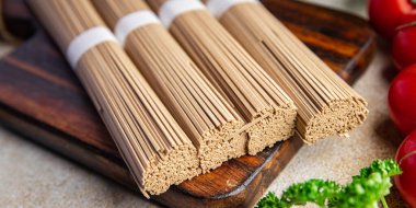 soba çiğ karabuğday eriştesi Asya yemeği sağlıklı yemek abur cubur fotokopi masasında uzay yemeği arka plan kırsal manzarası