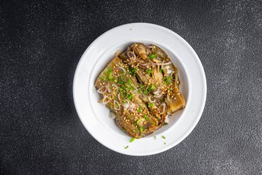 Patlıcan baharatlı sebze turşulu Asya yemeği atıştırmalığı masa üzerinde fotokopi alanı arka plan kırsal manzarası