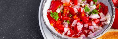 Domates sosu geleneksel baharatlı yemek taze sağlıklı yemek aperatifi fotokopi masasında uzay yiyecekleri arka plan kırsal manzarası
