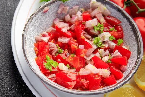 Domates sosu geleneksel baharatlı yemek taze sağlıklı yemek aperatifi fotokopi masasında uzay yiyecekleri arka plan kırsal manzarası