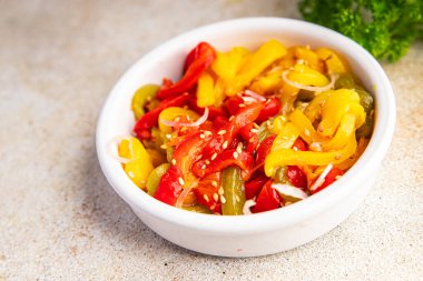 Salata fırınlanmış biber baharatlı sebze dilimleri Asya yemeği atıştırmalıkları masada sağlıklı yemek atıştırmalıkları fotokopi uzayı arka plan kırsal manzarası