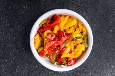 Salata fırınlanmış biber baharatlı sebze dilimleri Asya yemeği atıştırmalıkları masada sağlıklı yemek atıştırmalıkları fotokopi uzayı arka plan kırsal manzarası