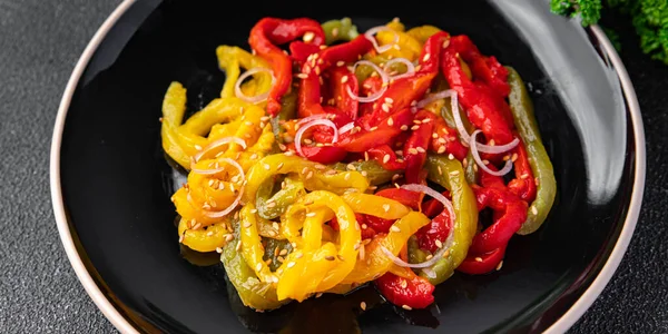Salata Fırınlanmış Biber Baharatlı Sebze Dilimleri Asya Yemeği Atıştırmalıkları Masada — Stok fotoğraf